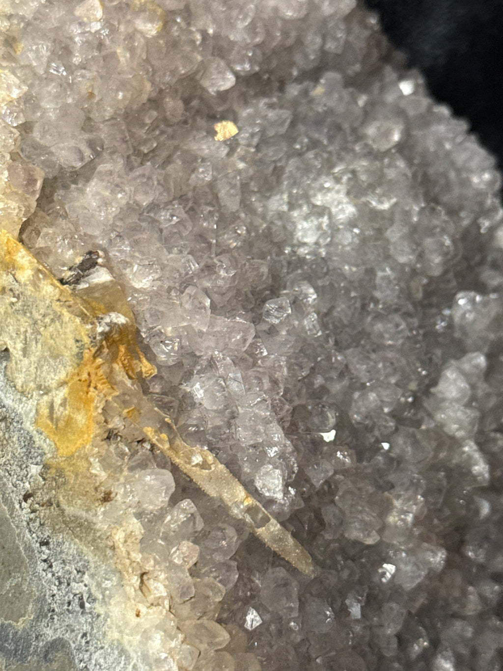 Snowy Amethyst Cut base / 2,540kg
